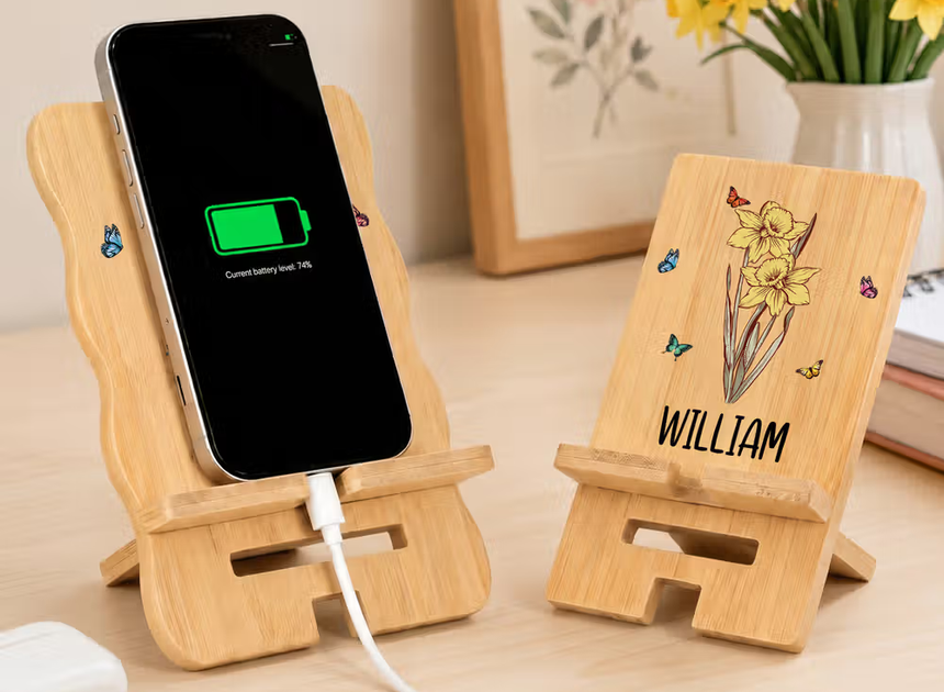 Natuurlijk en functioneel op je bureau: de gepersonaliseerde houten telefoonhouder met geboortebloem