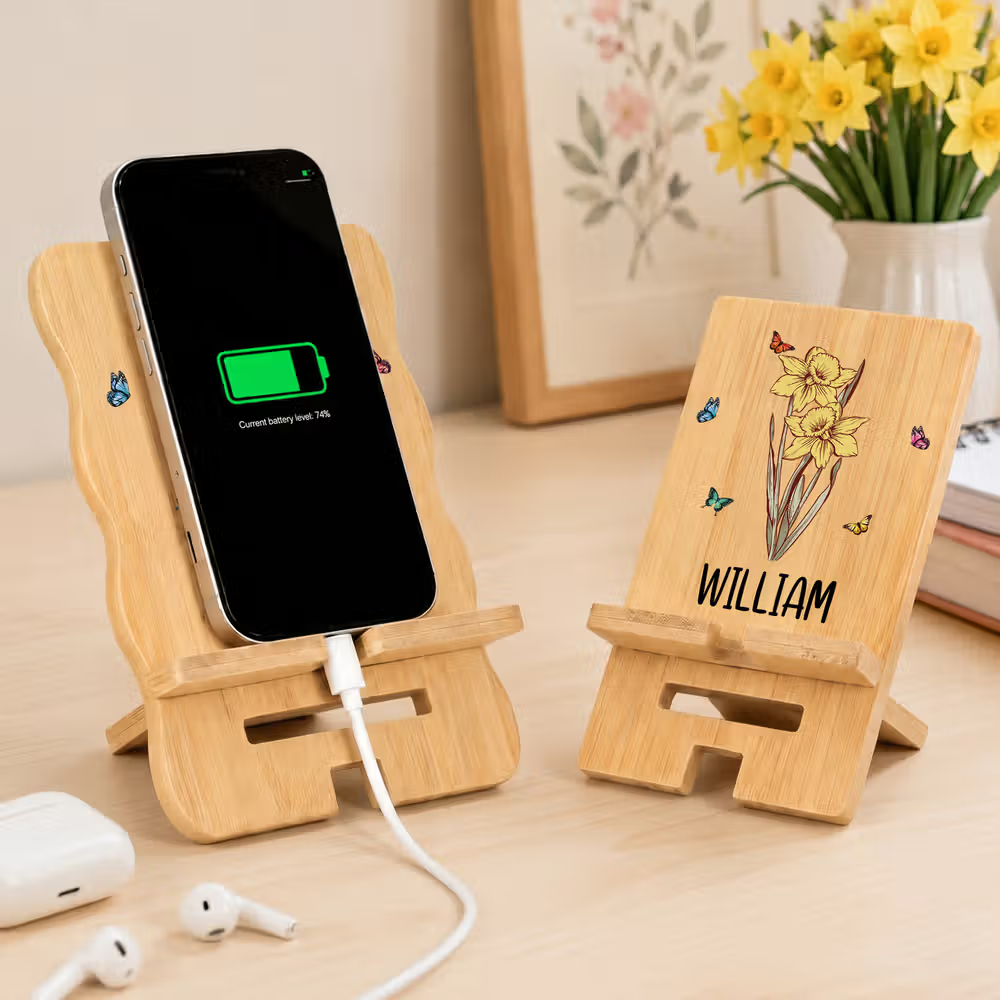 Natuurlijk en functioneel op je bureau: de gepersonaliseerde houten telefoonhouder met geboortebloem