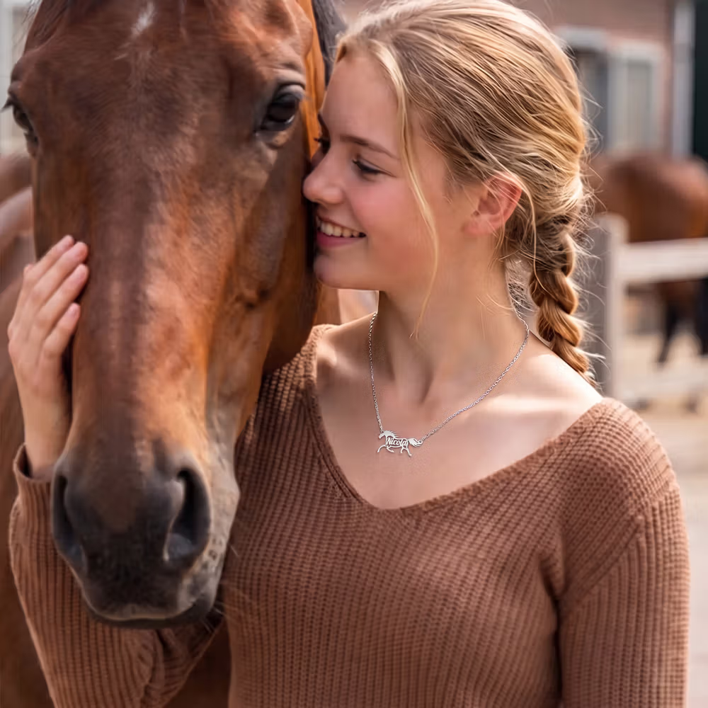 jonge vrouw met paard en ketting