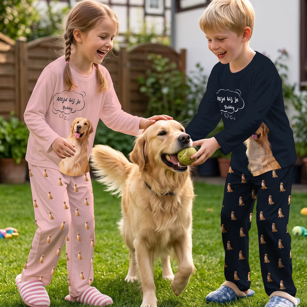 kinderen met gepersonaliseerde pyjama en hond