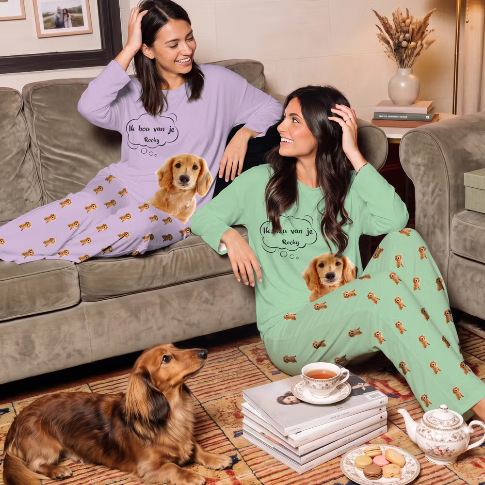 op de bank met gepersonaliseerde pyjama