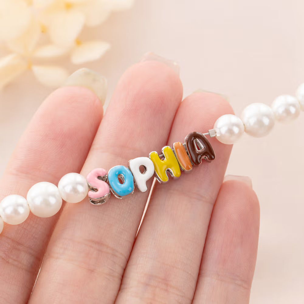 emaille letters armband van dichtbij