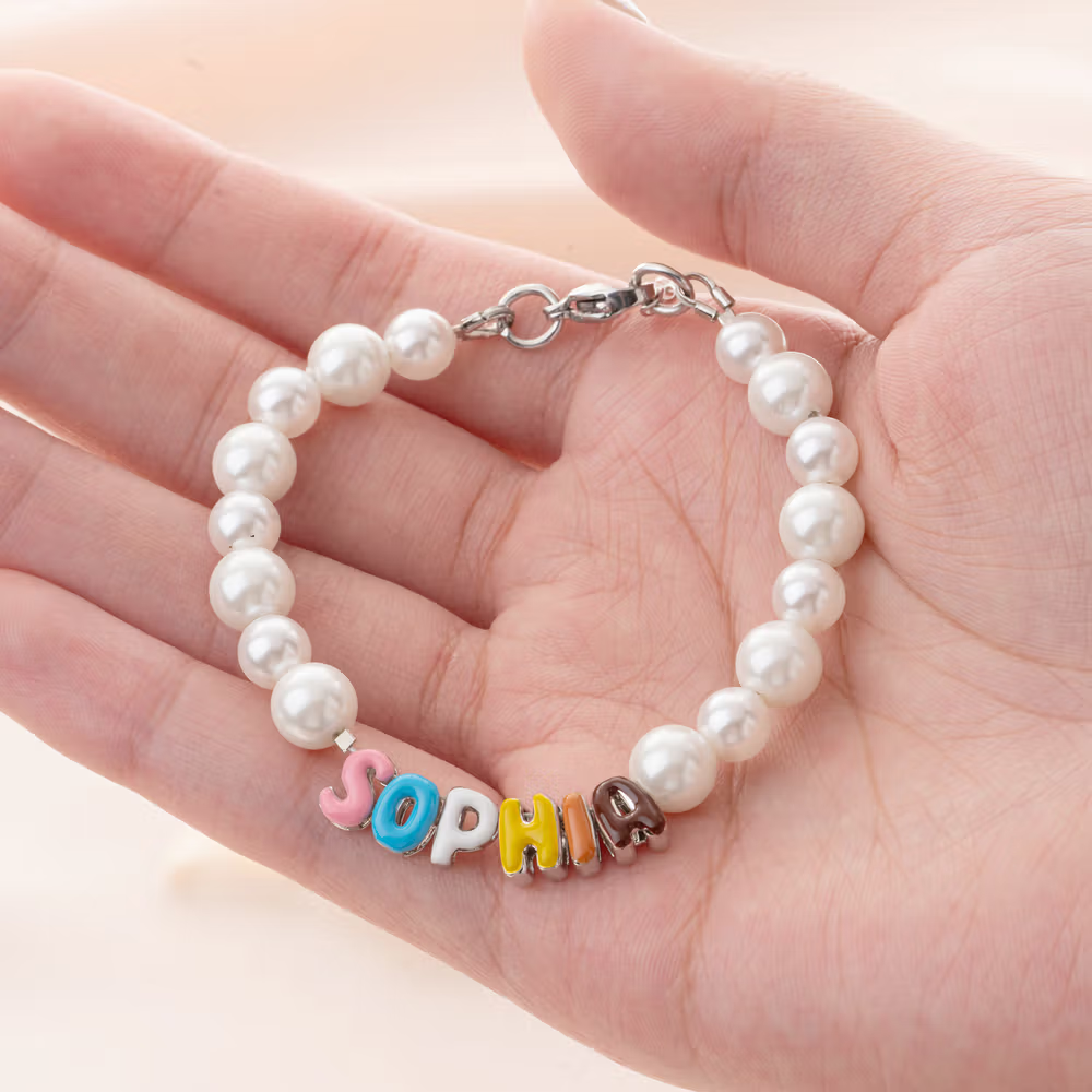 emaille letters armband met focus op parels