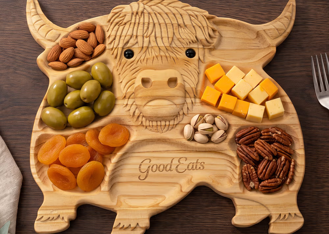 Rustieke charme op tafel: de gepersonaliseerde houten borrelplank met Schotse hooglander