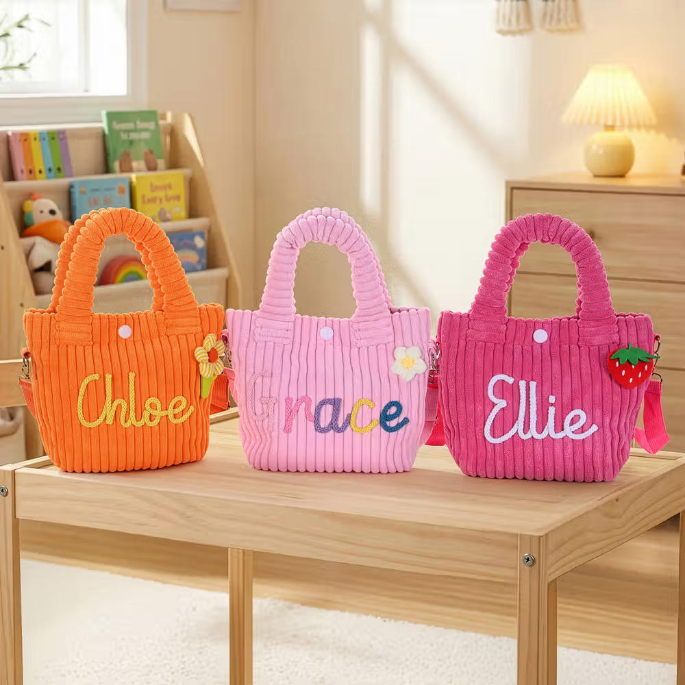 Vrolijk en praktisch op pad: de gepersonaliseerde ribfluwelen crossbodytas voor kinderen