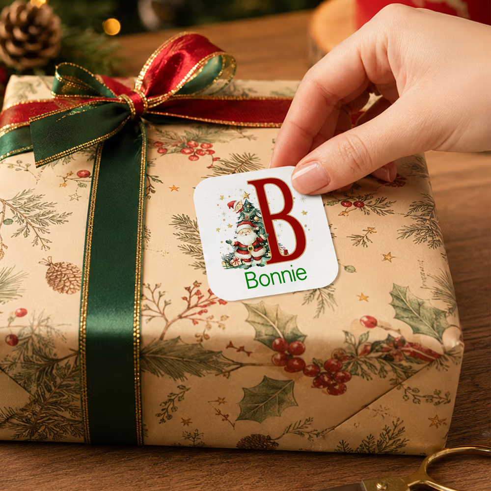 Overzichtelijk en feestelijk inpakken: de gepersonaliseerde kerstcadeaustickers met initiaal en naam