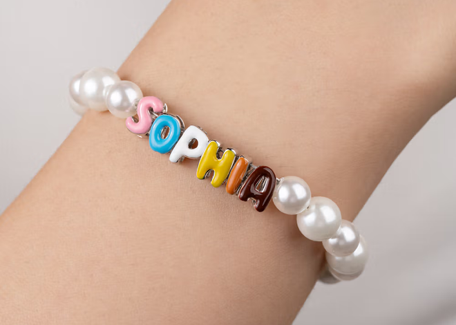 Speels en elegant: de gepersonaliseerde macaron-emaille letter-parelarmband