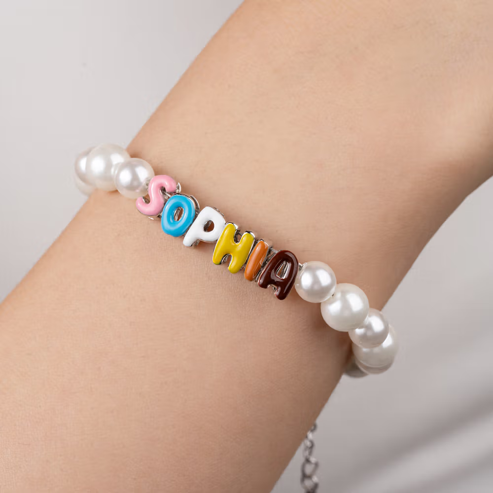 Speels en elegant: de gepersonaliseerde macaron-emaille letter-parelarmband